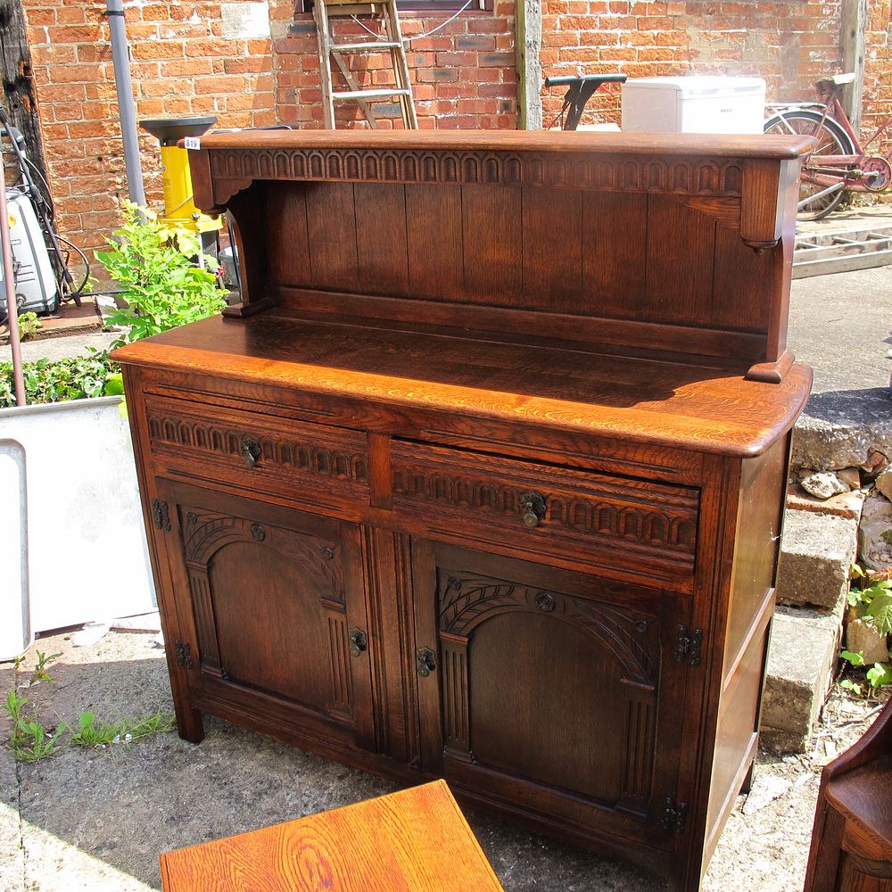 Lot 819: Sideboard