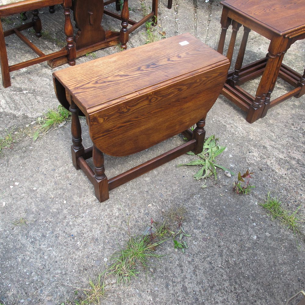Lot 821: drop leaf coffee table