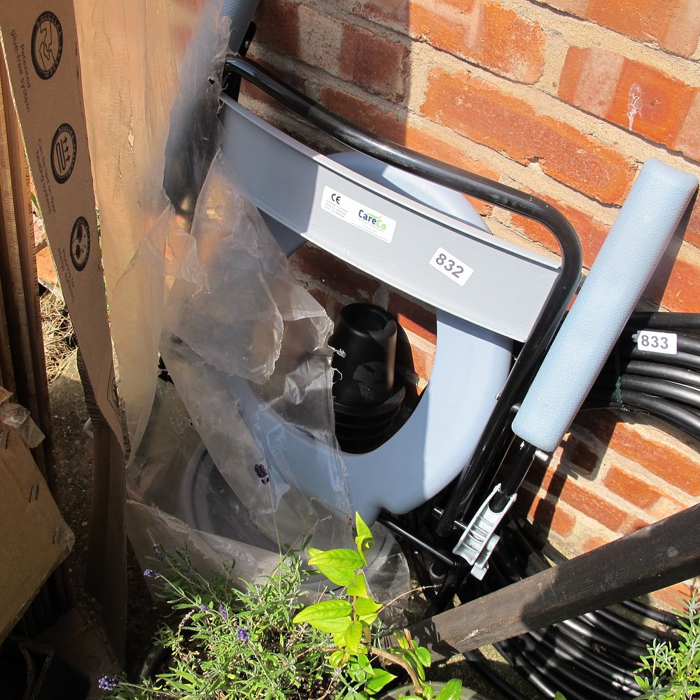 Lot 832: folding toilet aid
