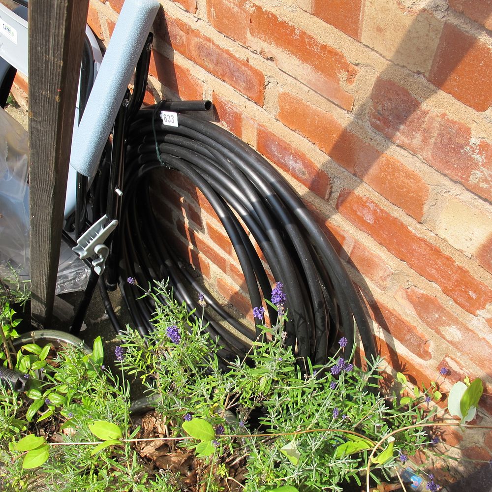 Lot 833: hose
