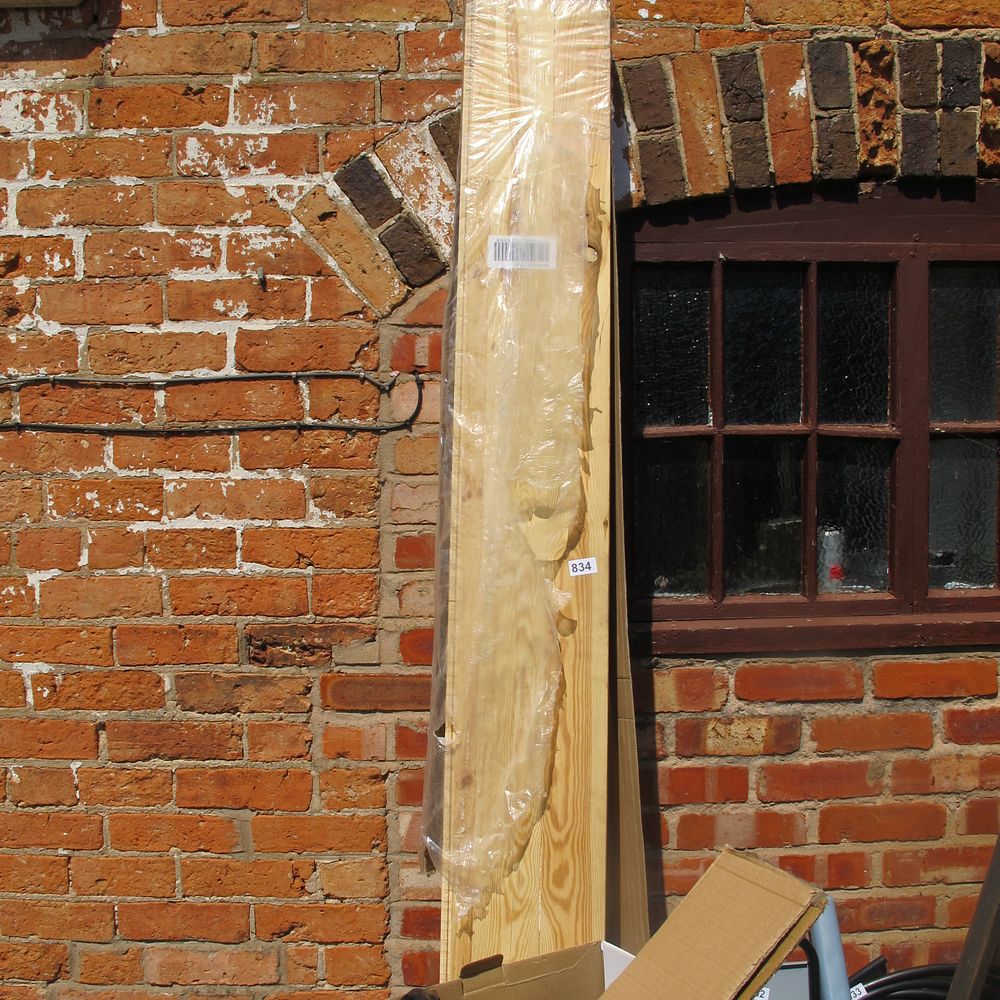 Lot 834: laminate flooring