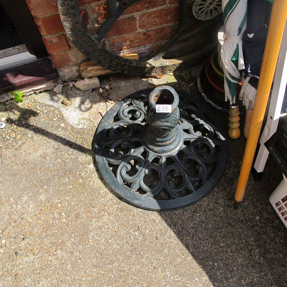 Lot 839: garden parasol stand