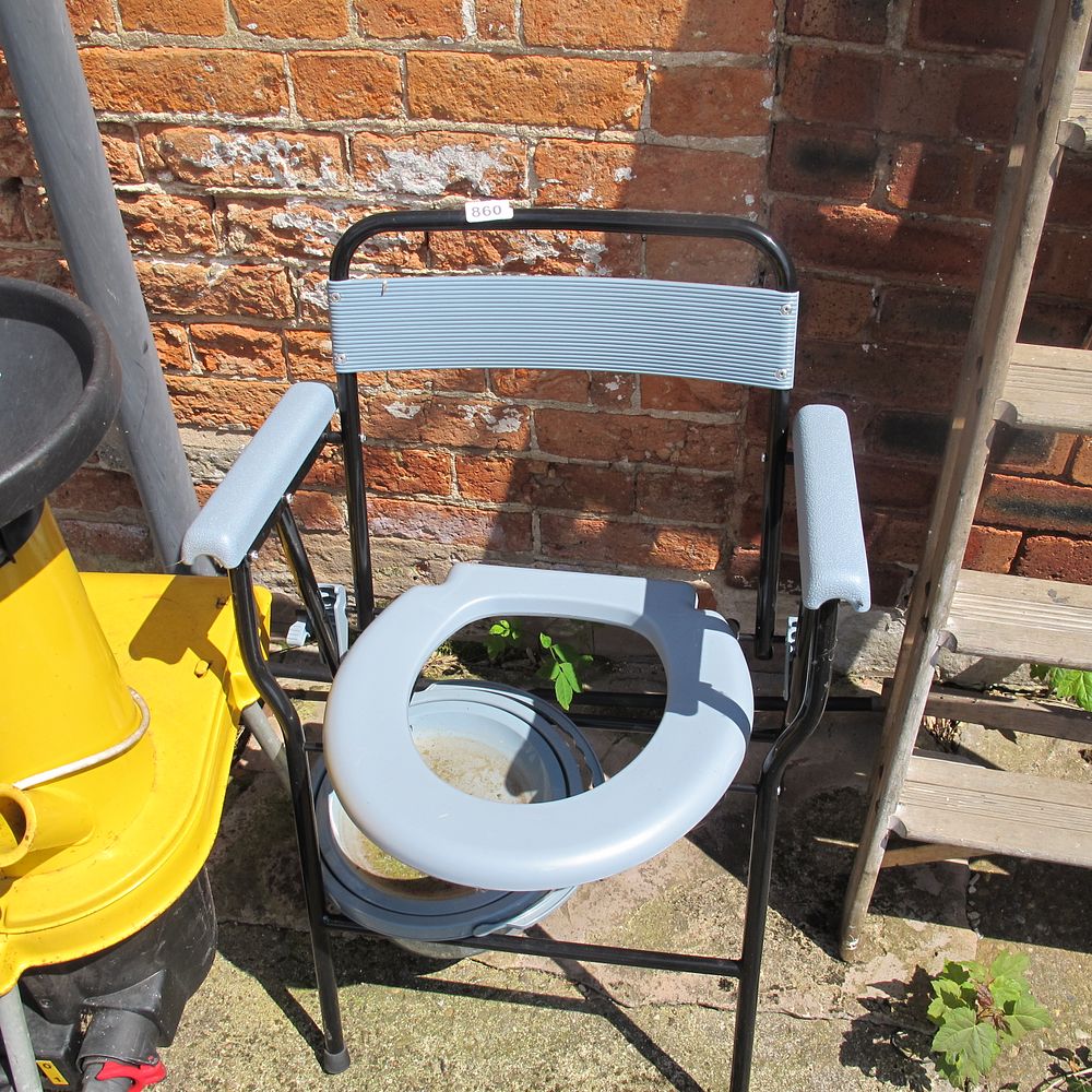 Lot 860: toilet aid