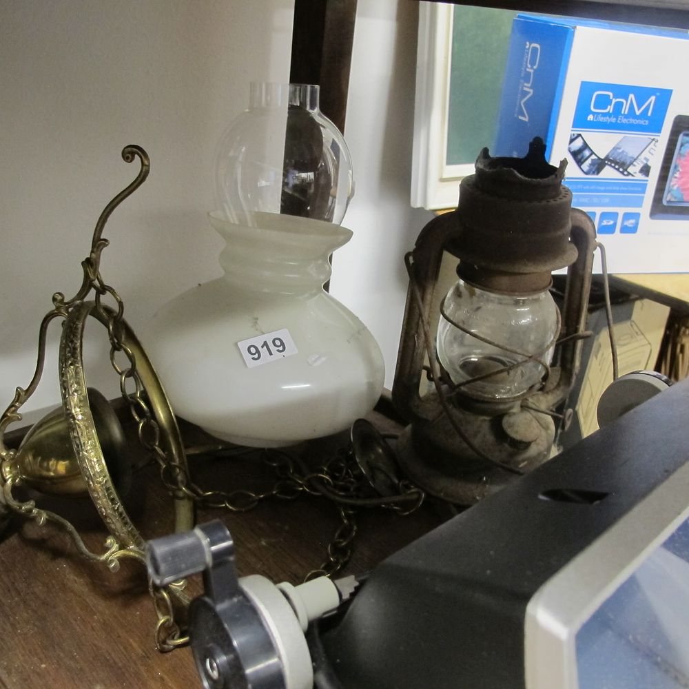 Lot 919: various lamps