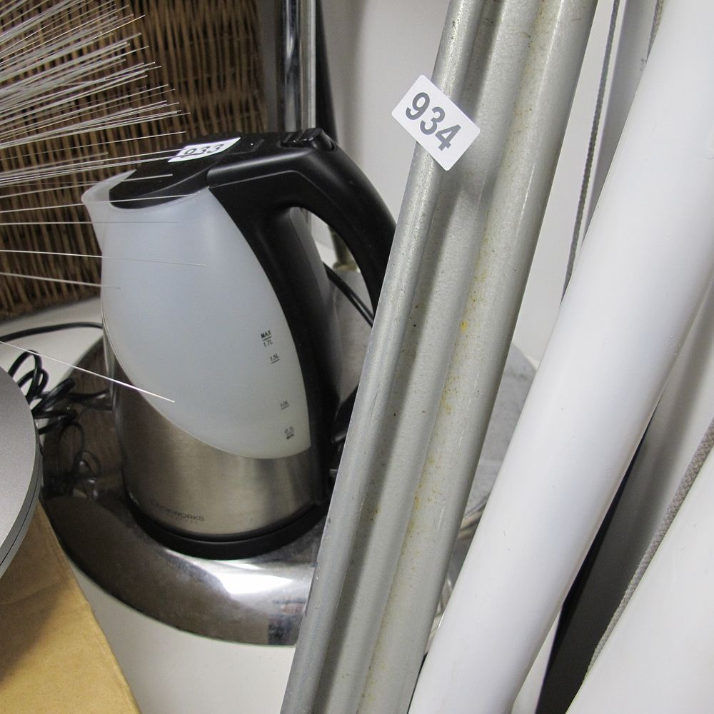 Lot 933: kettle