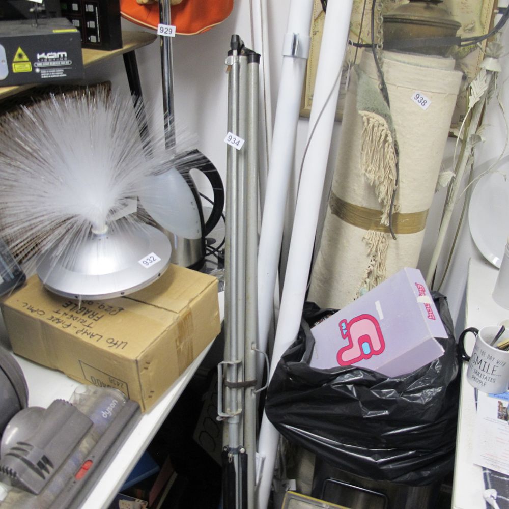 Lot 934: projector screen