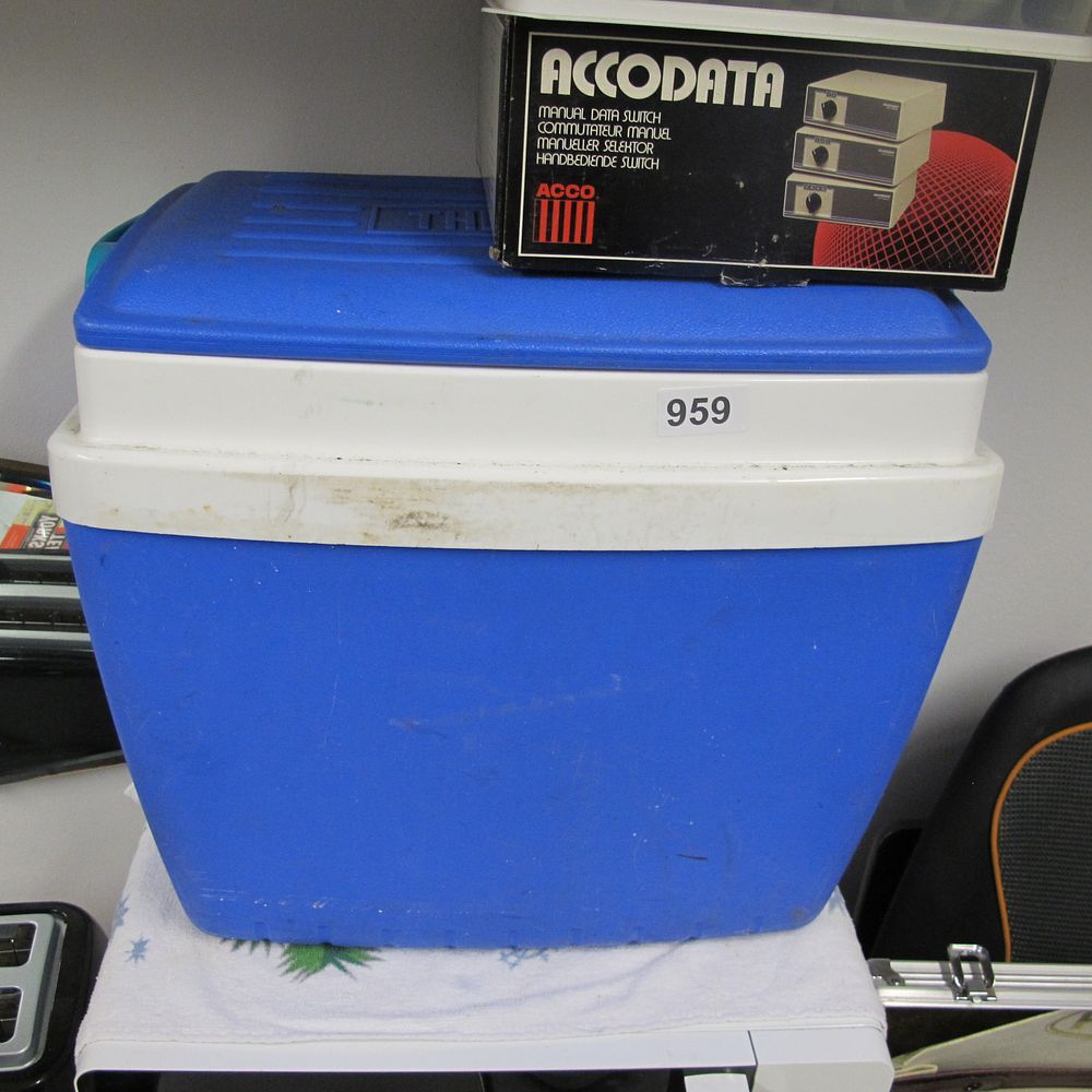 Lot 959: cool box