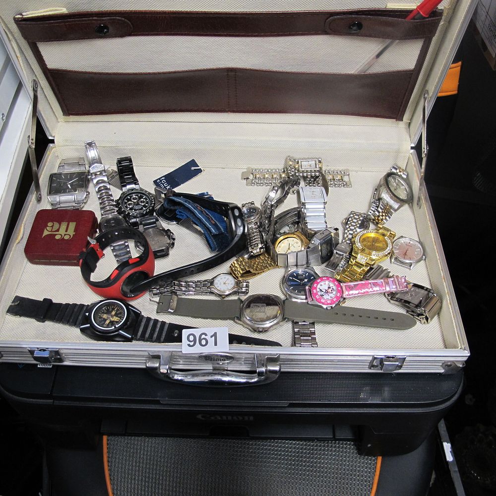 Lot 961: case of watches