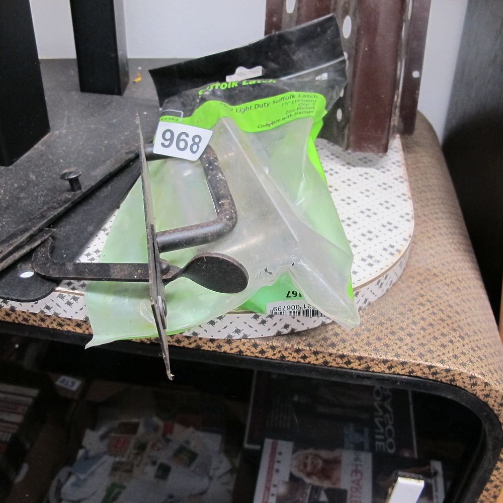 Lot 968: gate latch