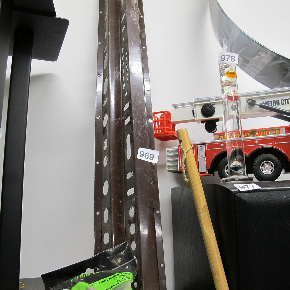 Lot 969: wall hanging tool organiser