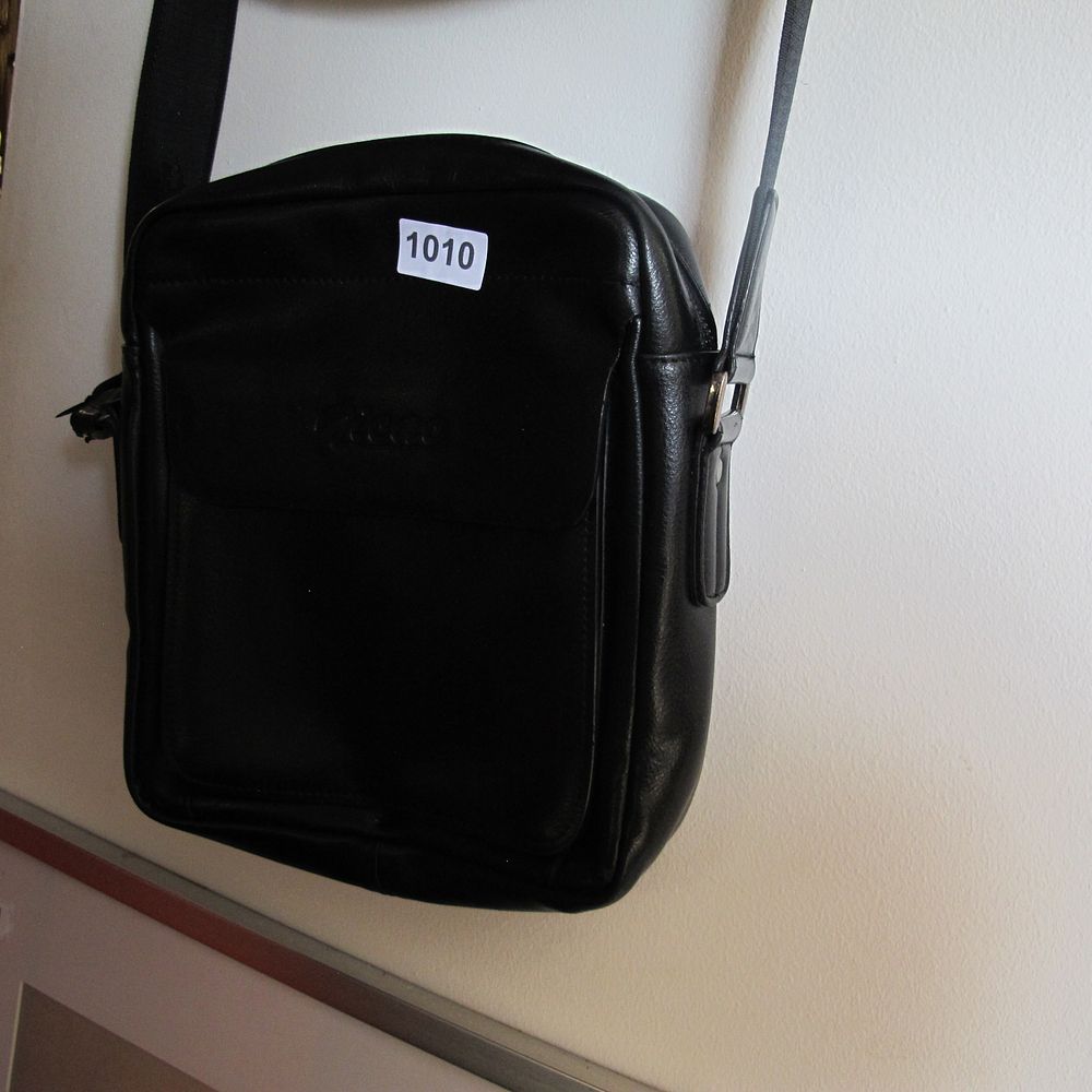 Lot 1010: bag