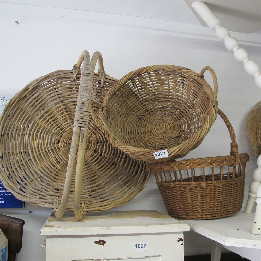 Lot 1021: 3 wicker baskets