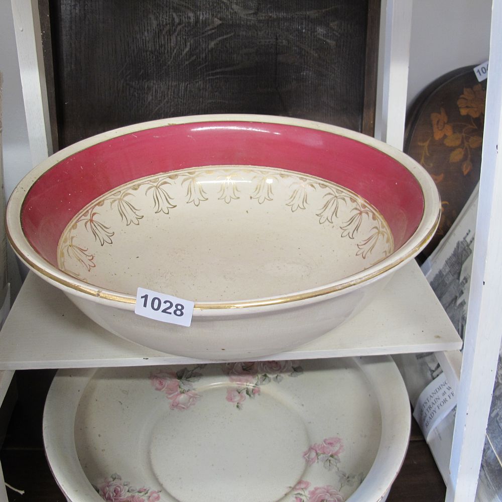 Lot 1028: Ceramic wash bowl 
