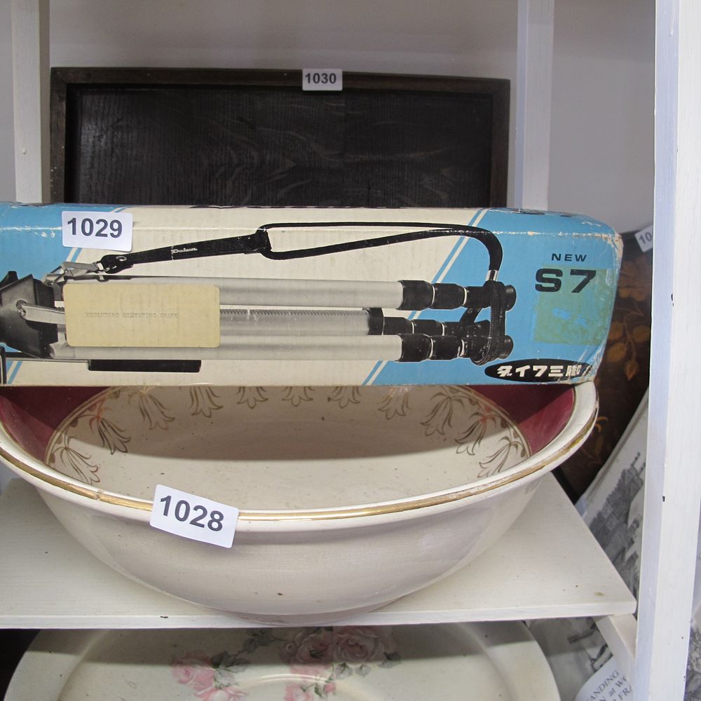 Lot 1029: S7 camera tripod boxed