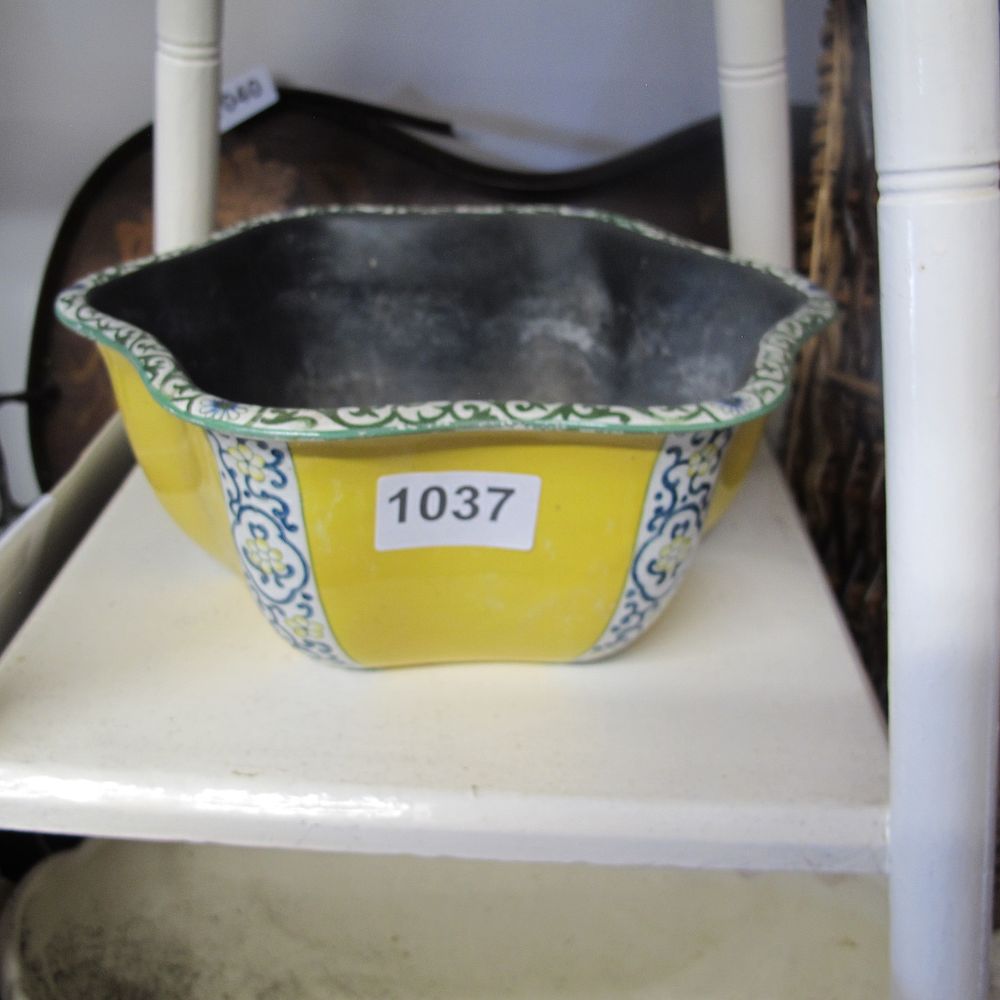 Lot 1037: Beautiful ceramic planter 