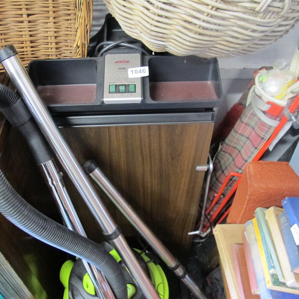 Lot 1046: Electric trouser press 
