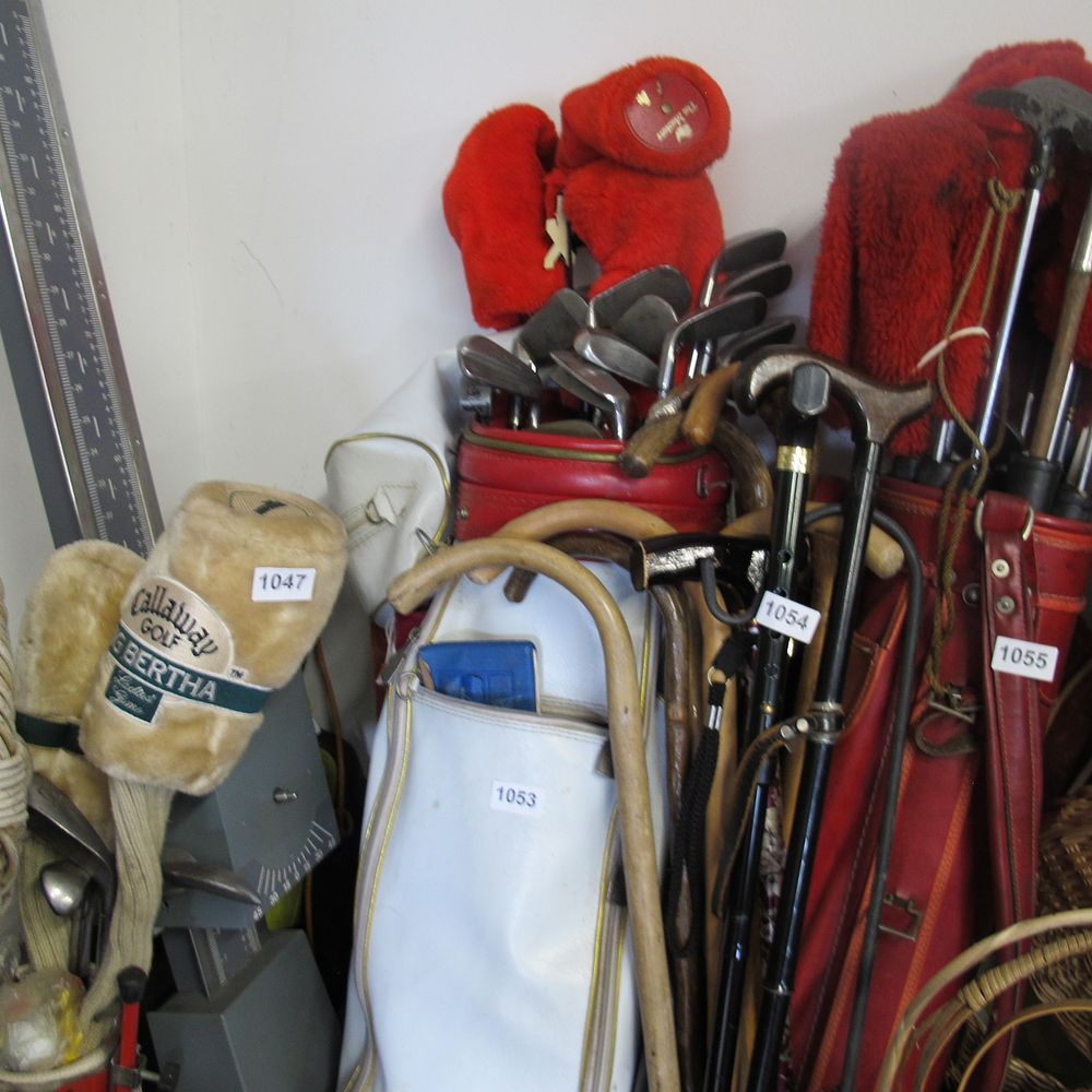 Lot 1053: Gold clubs, golf bag and covers 