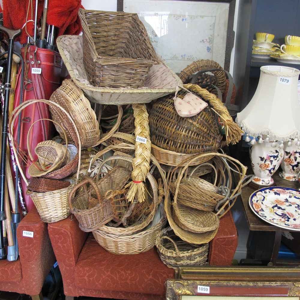 Lot 1060: Lot of wicker baskets 