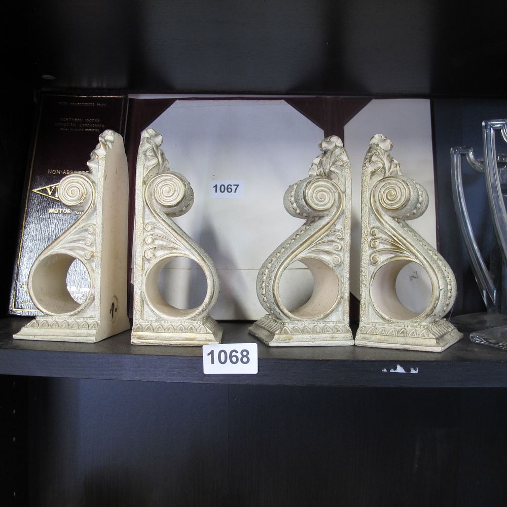 Lot 1068: Floating shelves 