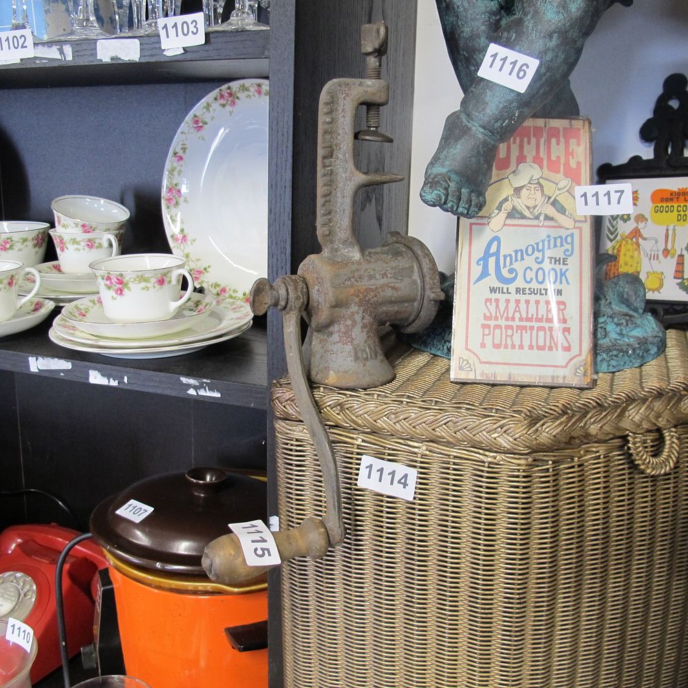 Lot 1115: Old mincer 