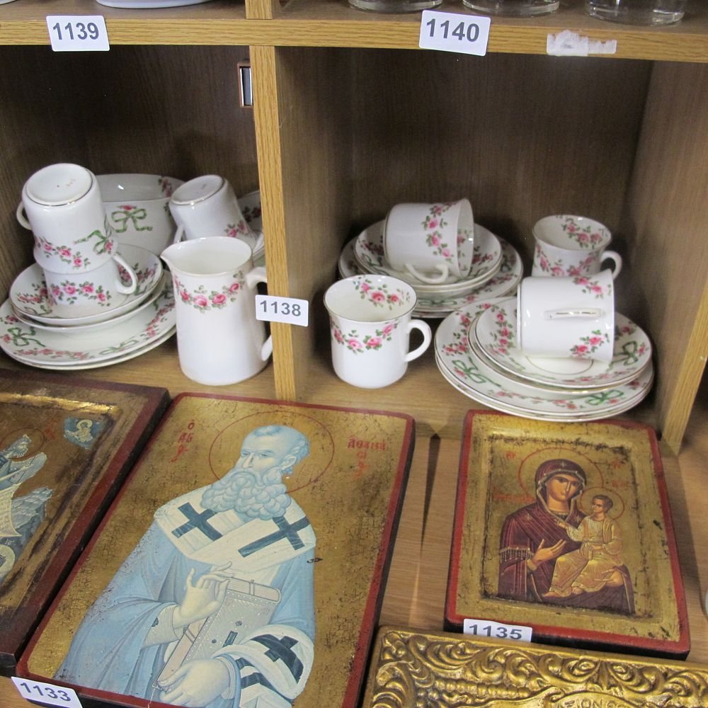 Lot 1138: Pink rose Windsor china 