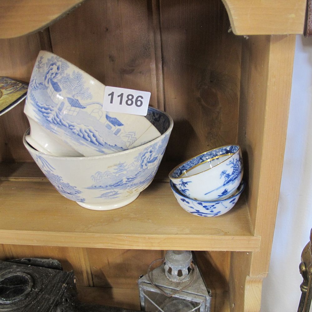 Lot 1186: Blue and white china 