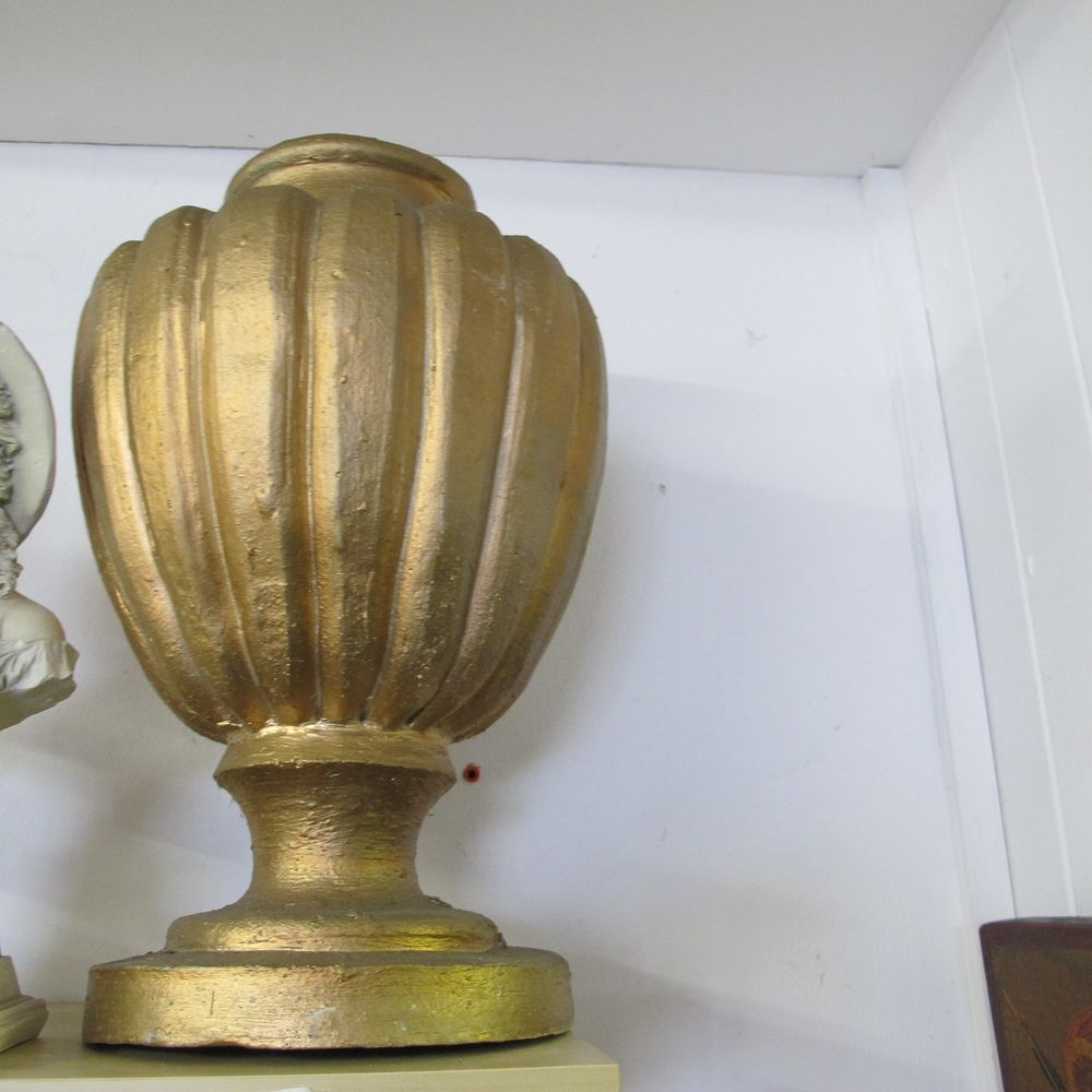 Lot 1240: Gold vase 