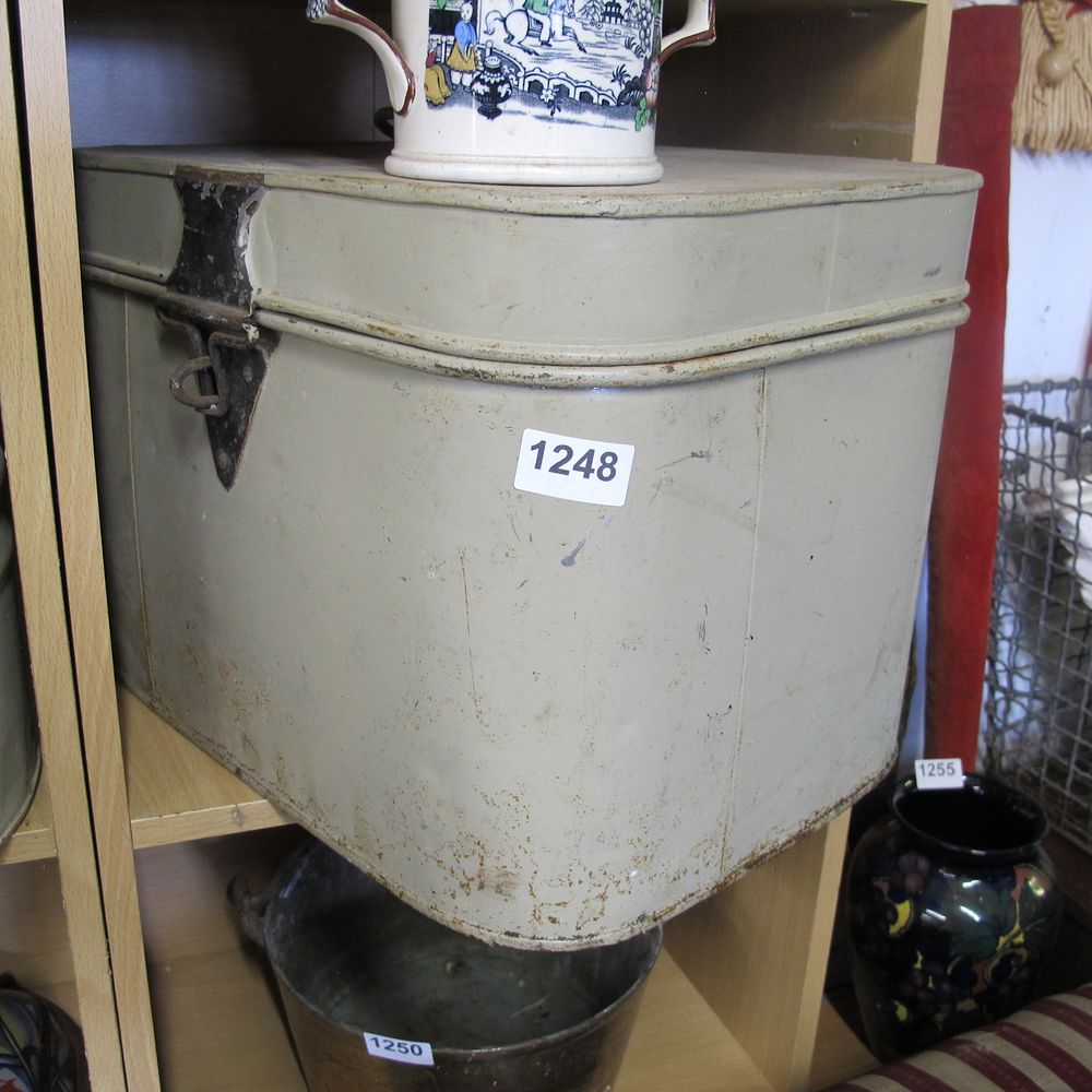 Lot 1248: Metal trunk 