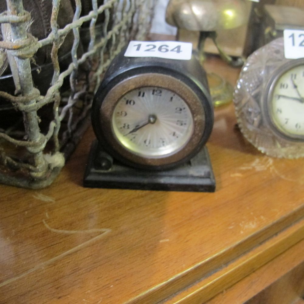 Lot 1264: Antique quartz clock