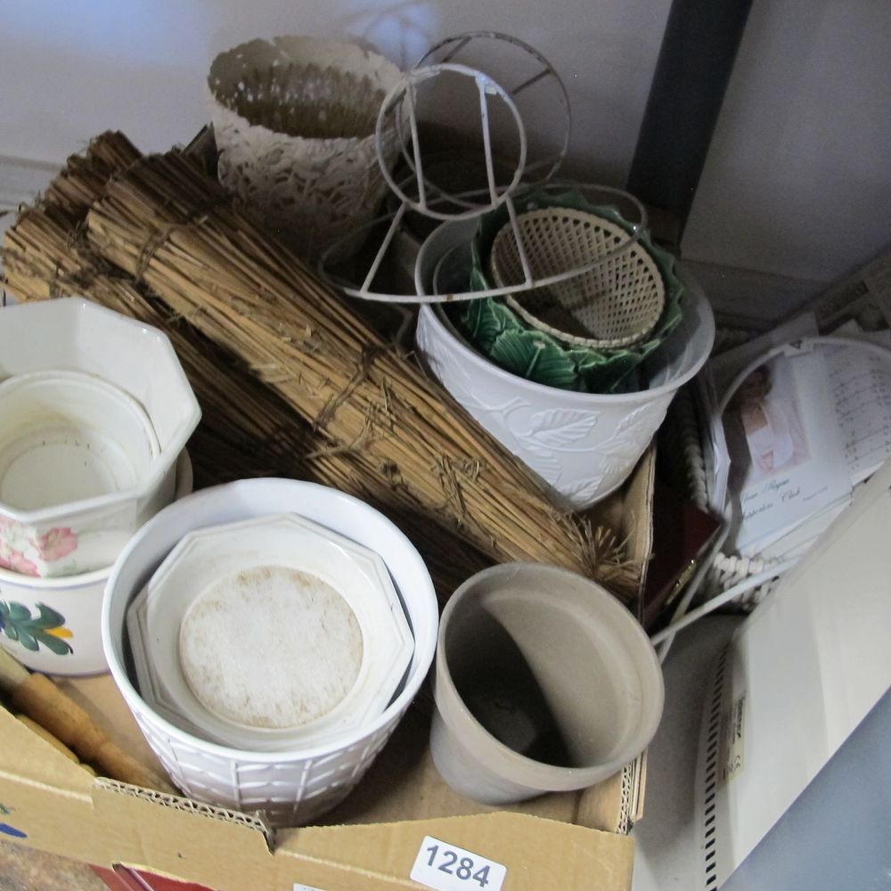 Lot 1284: a box of miscellaneous items