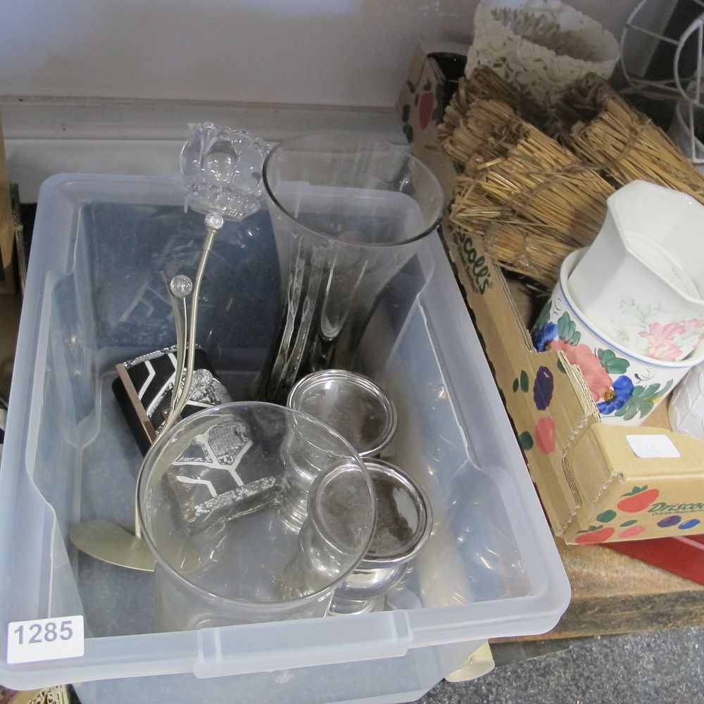 Lot 1285: A box of miscellaneous items