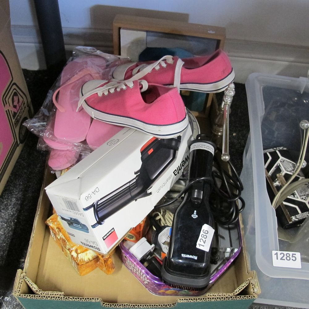 Lot 1286: A box of miscellaneous items