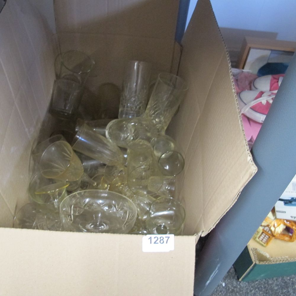 Lot 1287: A box of miscellaneous glassware