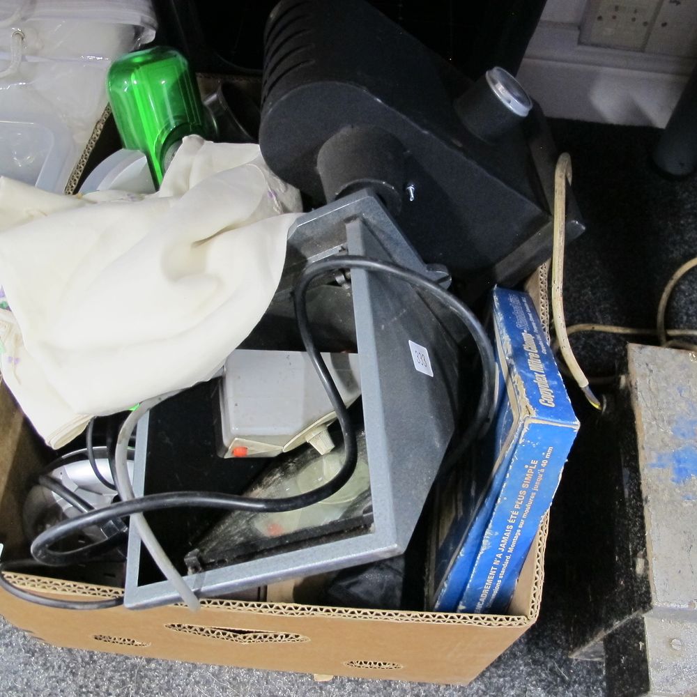Lot 1290: A box of miscellaneous items