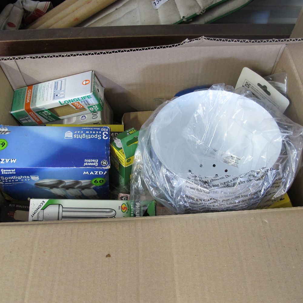 Lot 1299: A box of light bulbs