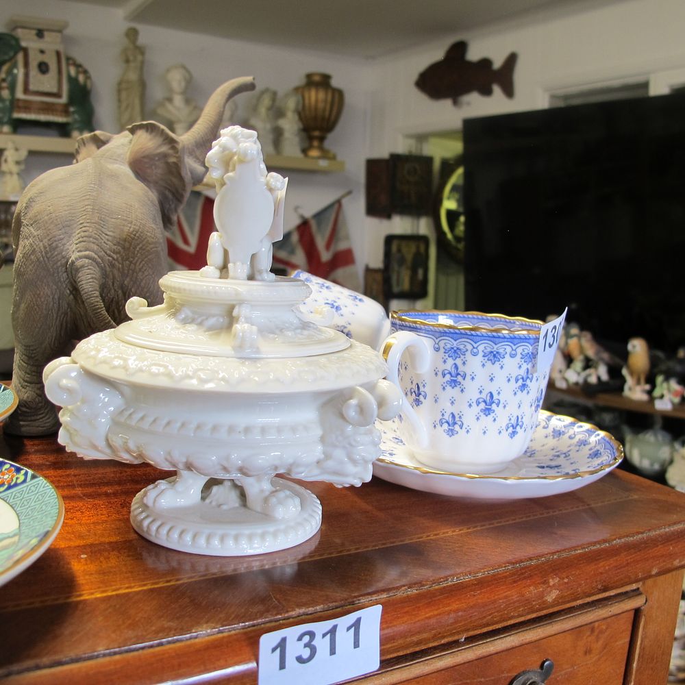 Lot 1308: Unusual trinket pot with Chinese food dog