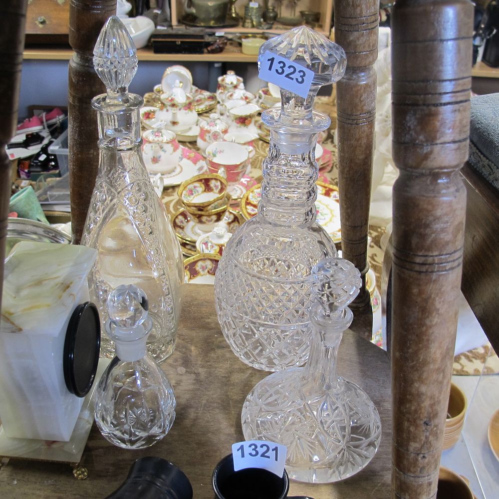 Lot 1323: A collection of crystal decanders