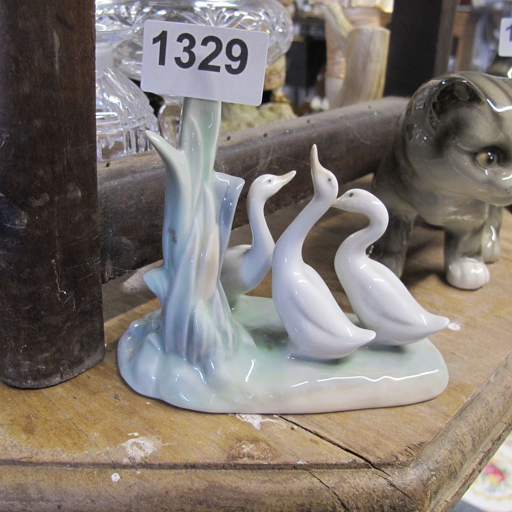 Lot 1329: A neo swan figurine