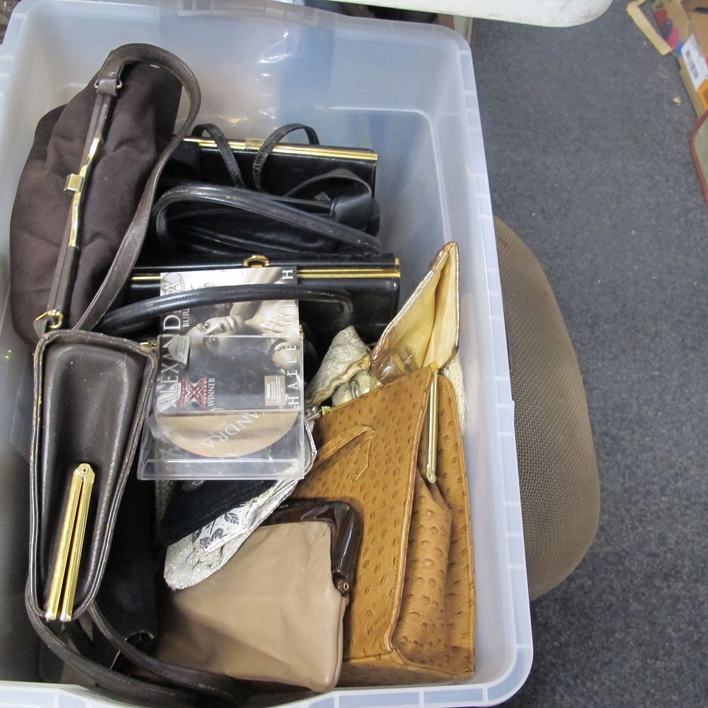 Lot 1364: A tub of bags