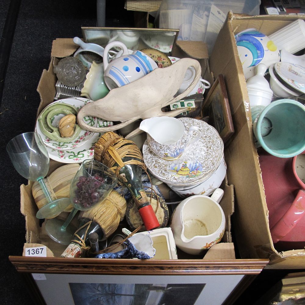 Lot 1367: A box of misc.