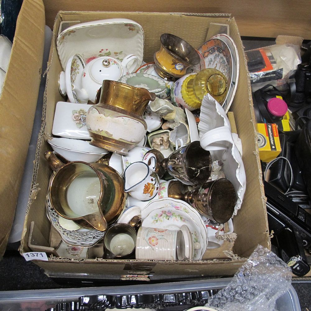 Lot 1371: A box of misc.