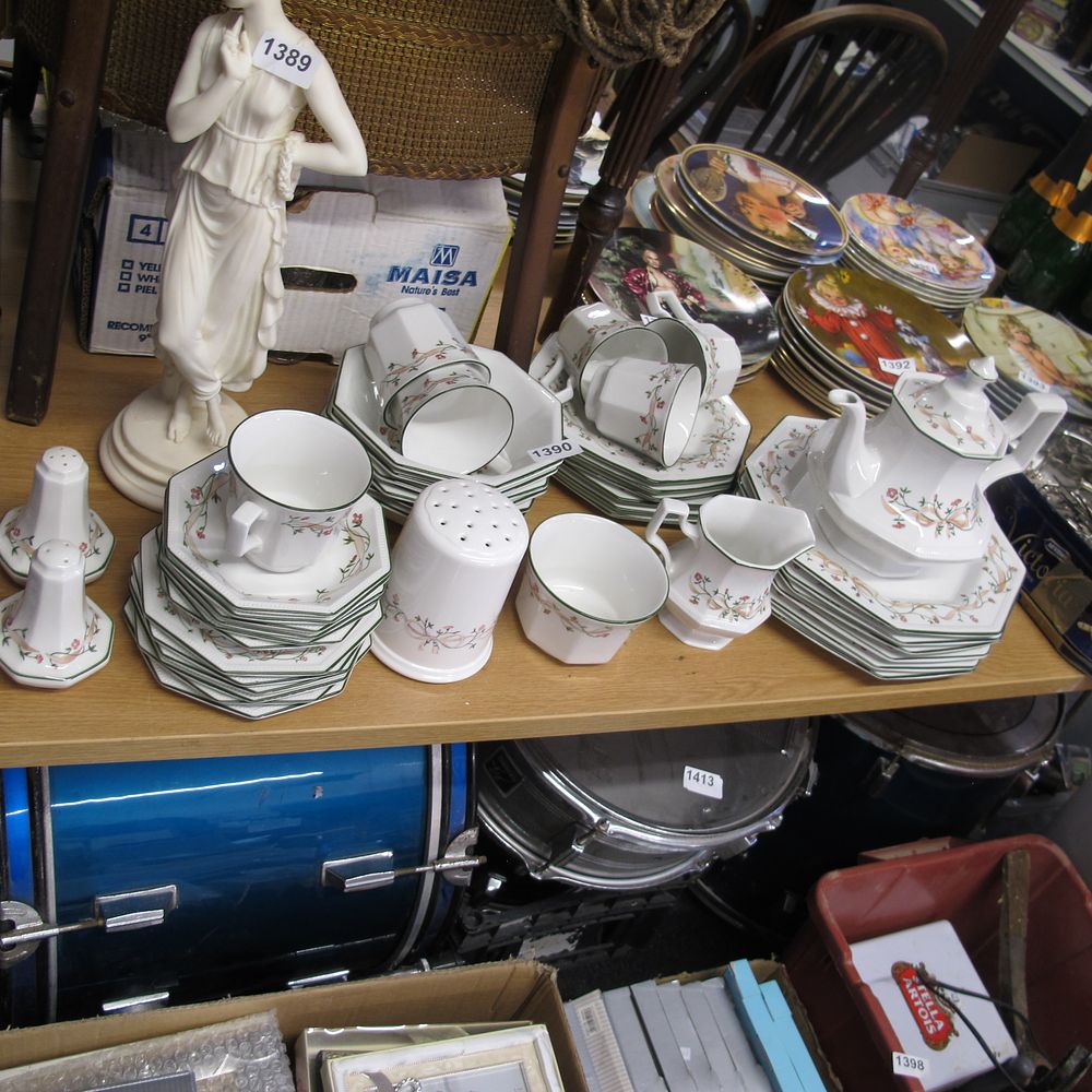 Lot 1390: Eternal Beau dinnerwares