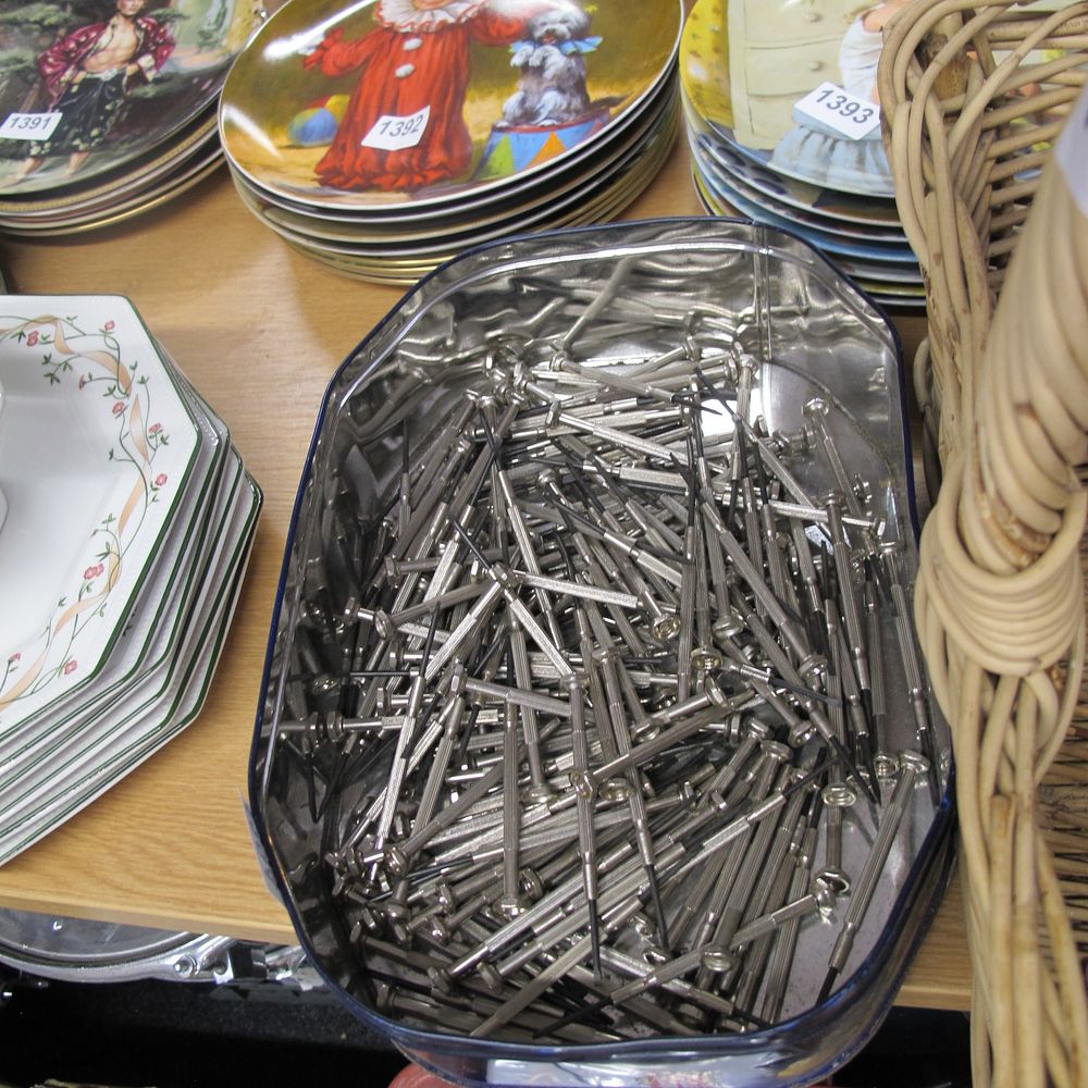 Lot 1394: A tin of precision screwdrivers