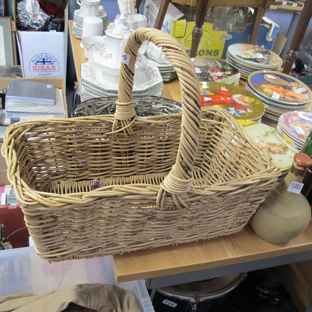 Lot 1395: A wicker basket