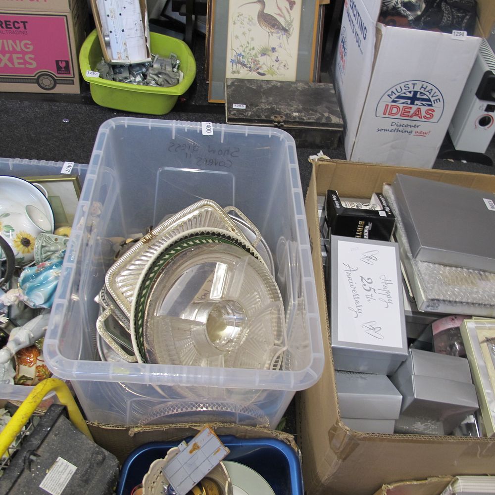 Lot 1400: A box of misc. plated items