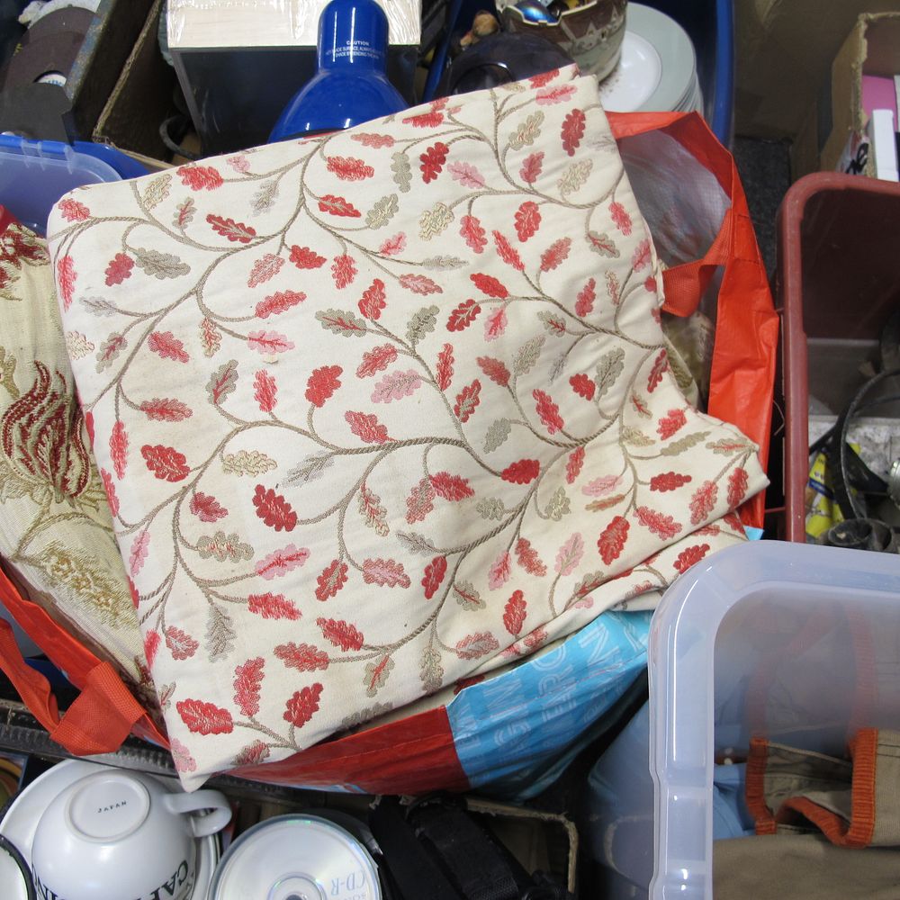 Lot 1402: A box of misc. cushions etc