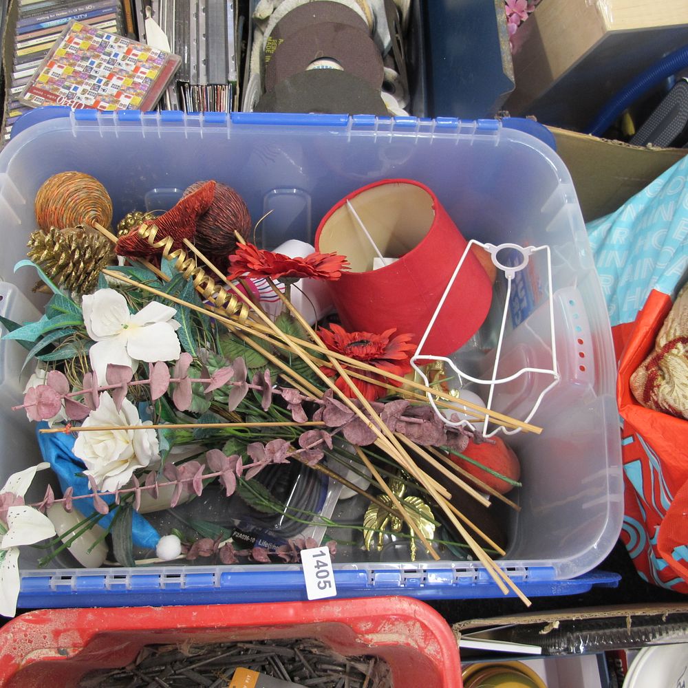 Lot 1405: A box of misc.