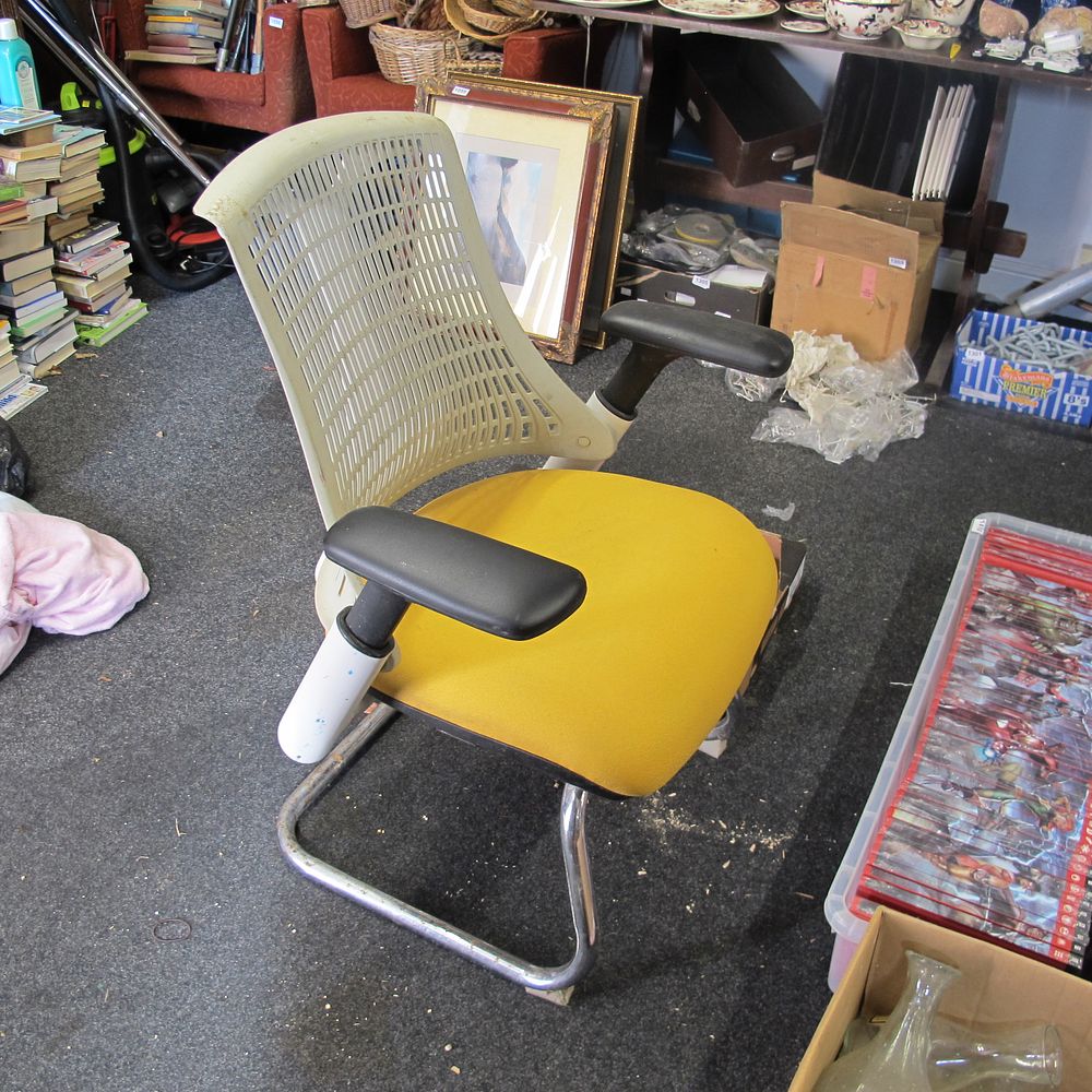 Lot 1413: An ergonomic desk chair