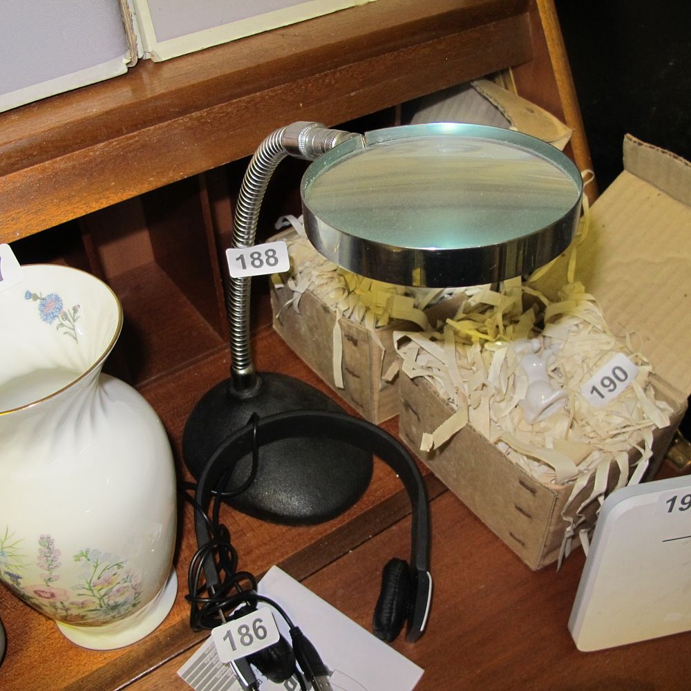 Lot 188: Adjustable table top magnifying glass 