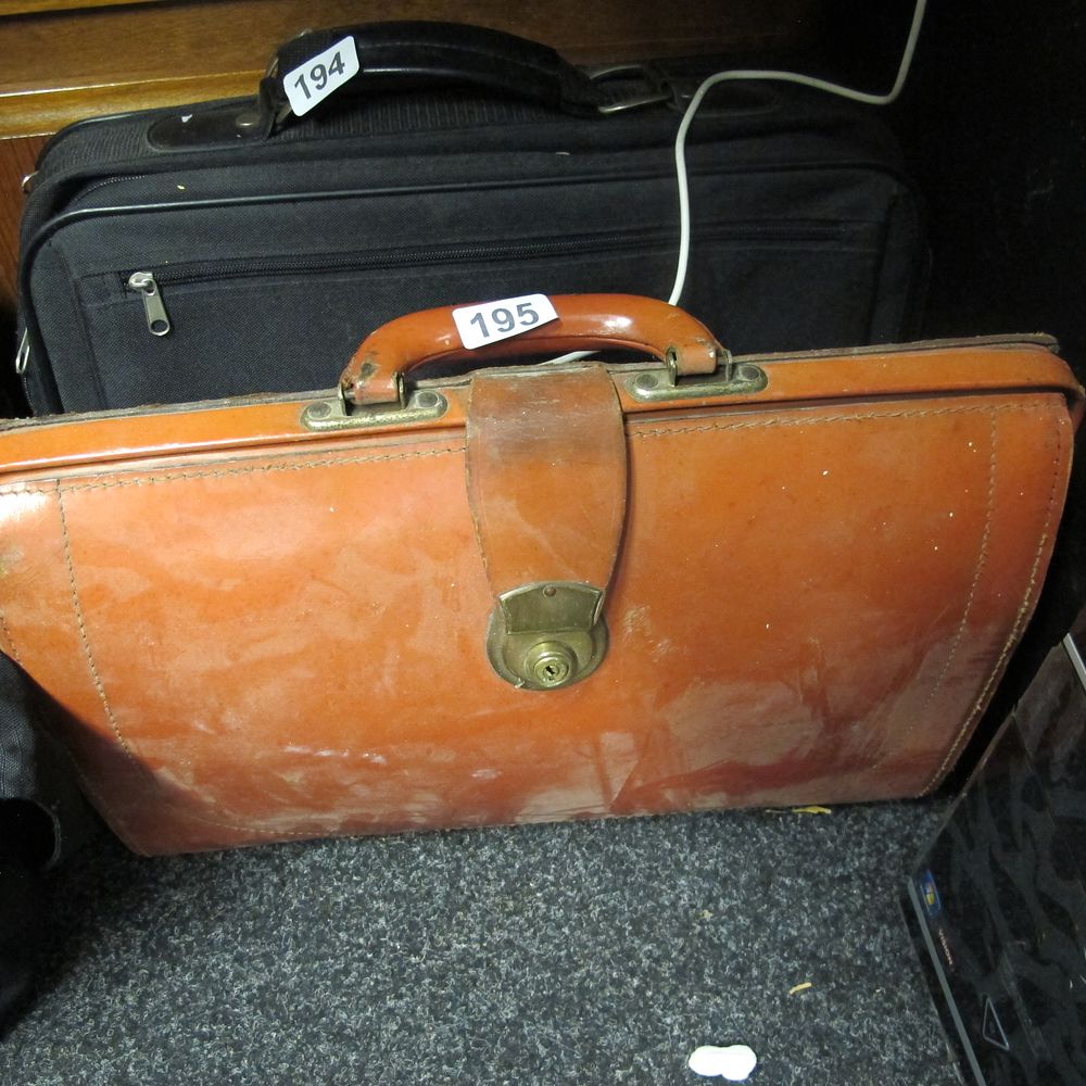 Lot 195: Vintage leather teachers satchel